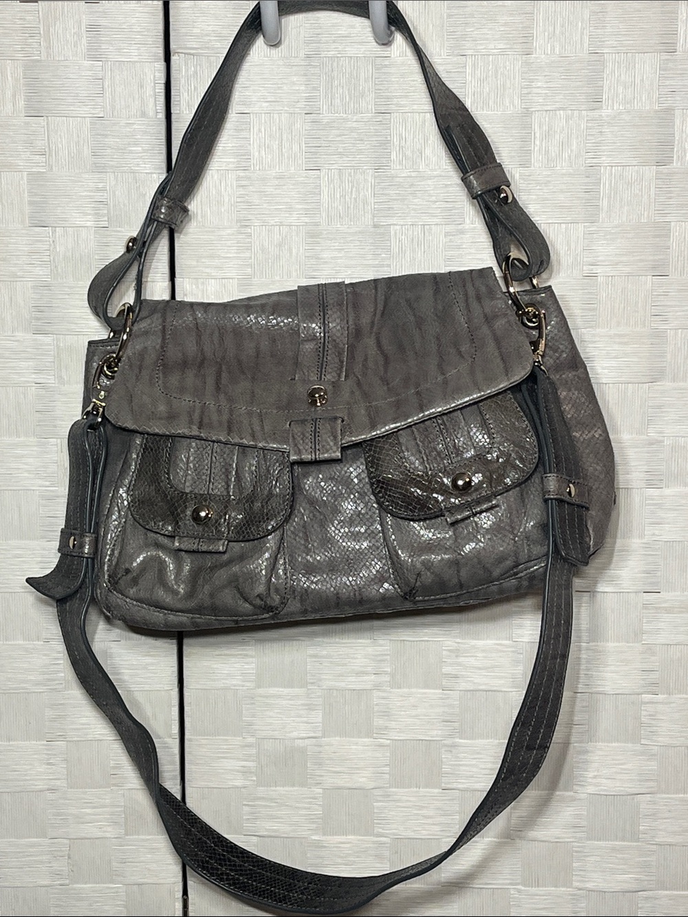 Maxx New York Gray Leather Snake Shoulder Bag Pockets Beautiful Eye Catching